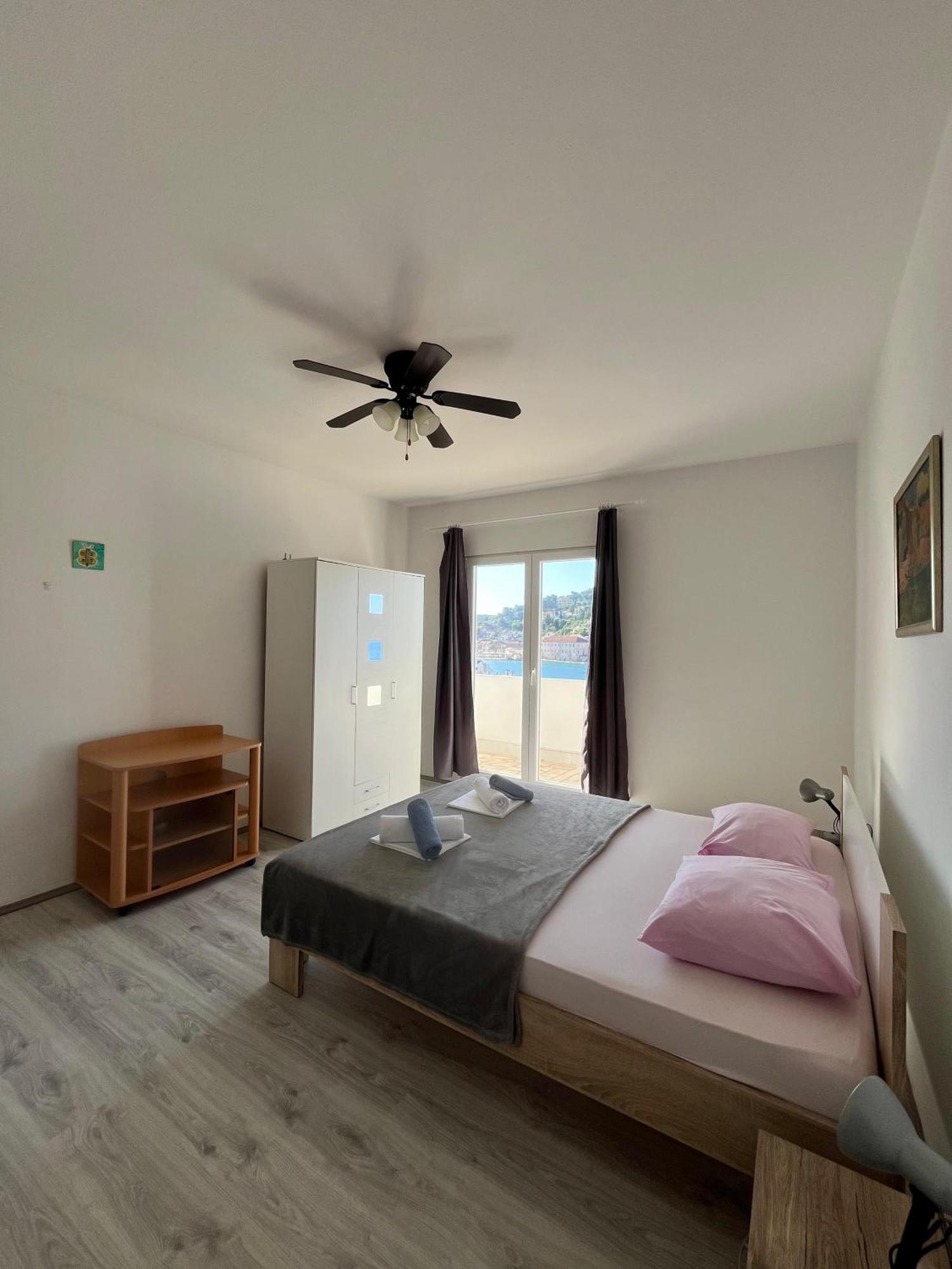 Apartments Peronja Jelsa Seafront Экстерьер фото